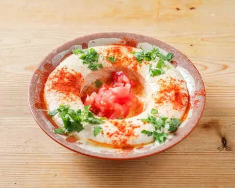 Hummus con pimentón, perejil y tomate