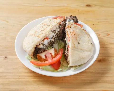 Arayes de carne cortados, con tomate y lechuga